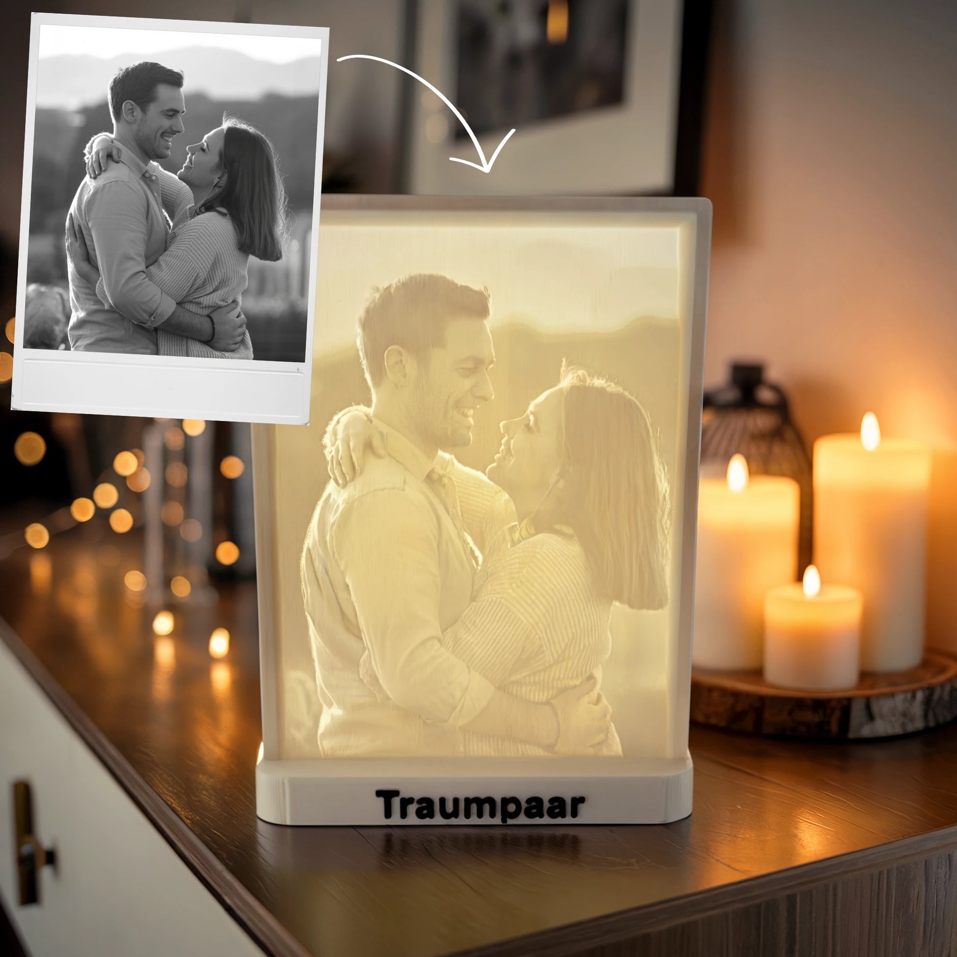 Foto-zu-3D-Litografie eines Paares als personalisiertes 3D-Bild mit Lichtwirkung und Sockel-Text „Traumpaar“, dekorativ mit Kerzen in warmem Ambiente inszeniert.