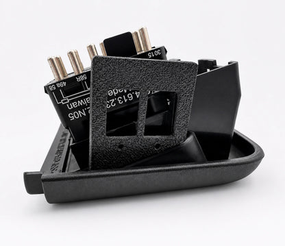 3D-gedrucktes Reparatur-Kit eingesetzt in die obere Konsole der Porsche 964/993 Schalterblende