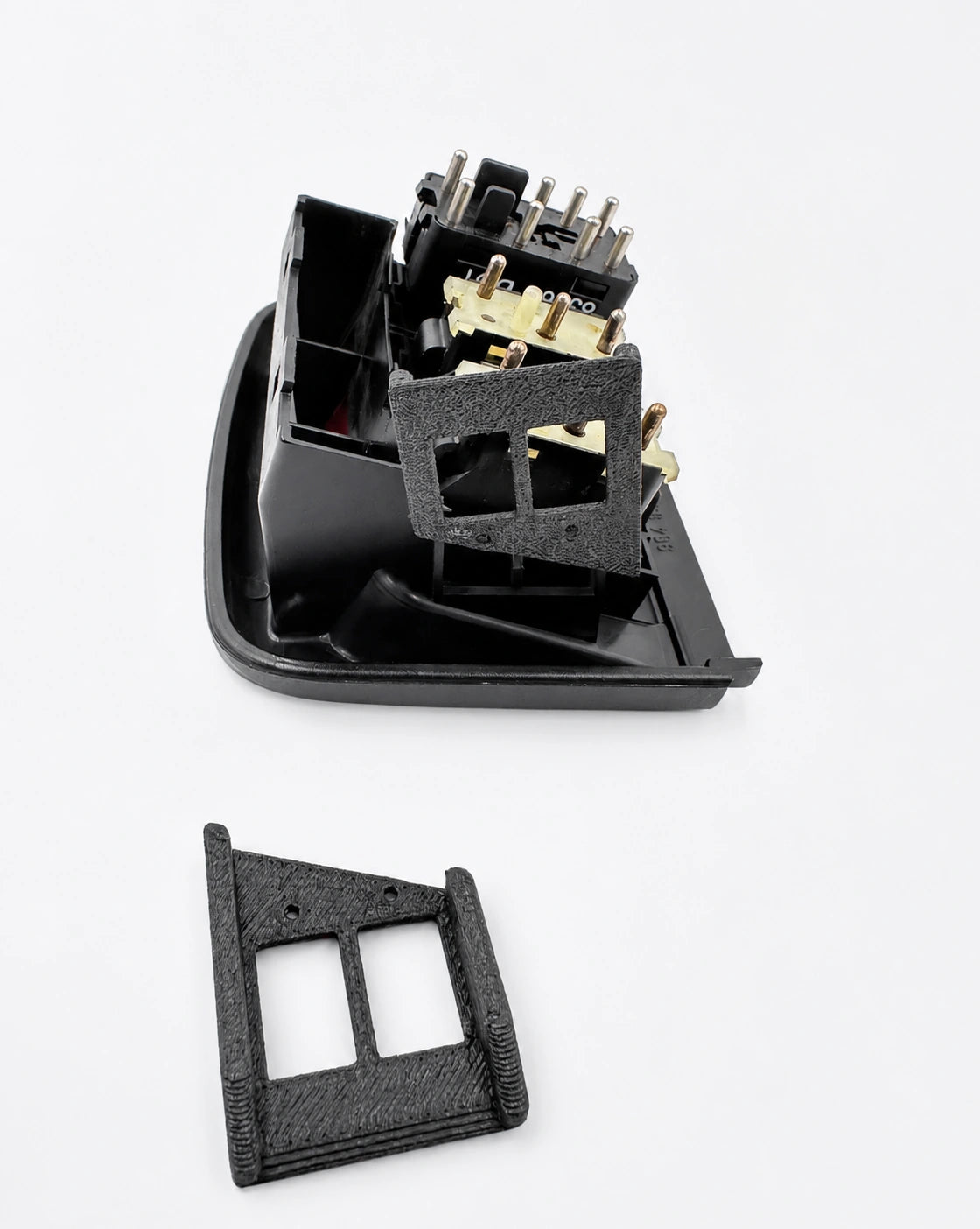 3D-gedrucktes Reparatur-Kit für Porsche 964/993 Schalterblende separat neben der zerlegten Original-Konsole